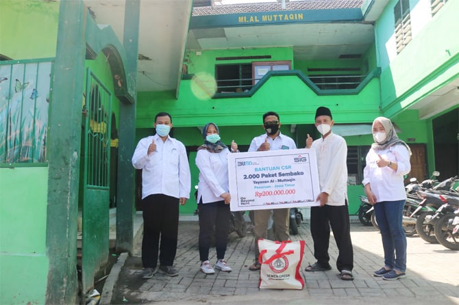 SIG Berikan Bantuan 2.000 Paket Sembako di Pasuruan