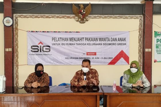 SIG Bantu Mesin Jahit & Gelar Pelatihan Menjahit di Area Pabrik Gresik