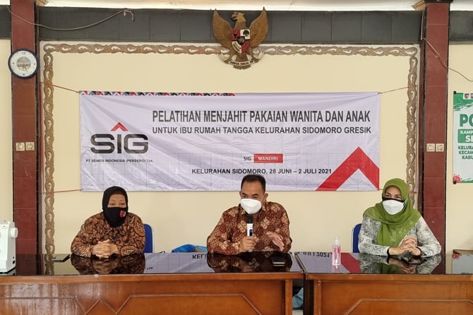 SIG Bantu Mesin Jahit & Gelar Pelatihan Menjahit di Area Pabrik Gresik