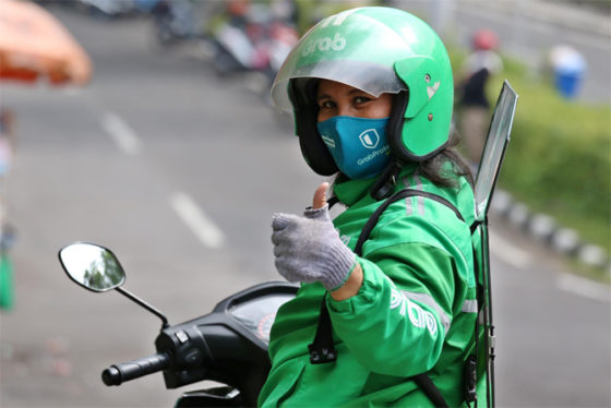 Bunda Dea, Srikandi Asal Surabaya Banting Setir Jadi Sopir Ojol