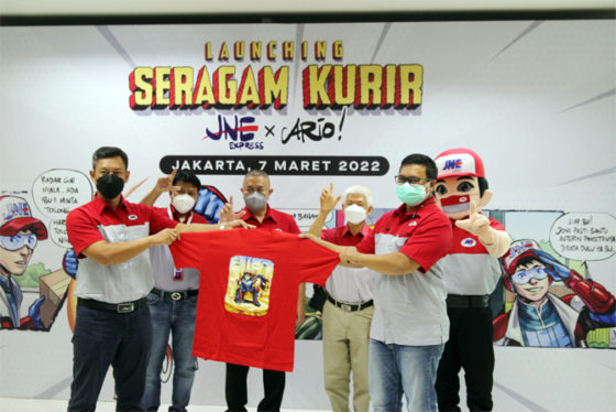 JNE Resmikan Seragam Kurir Baru
