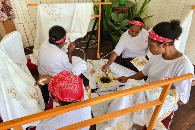 Mama-mama Antuasias Ikuti Pelatihan Membatik dan Menjahit